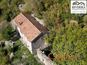 Kamene ruine sa fantasticnim pogledom na more Bijela Boka Kotorska